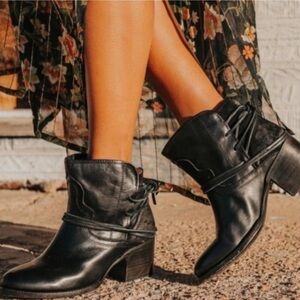 Freebird Black Casey Booties Distressed Leather Size 9 Fits like an 8.5  EUC